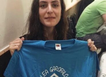 Foto di Denise che tiene in mano una maglietta blu con scritto il nome della madre Lea Garofalo